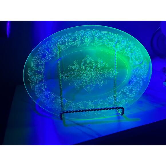 Vintage Etched Uranium Glass Oval Platter with Gold-Tone Stand | Glows Under UV - Picture 2 of 12